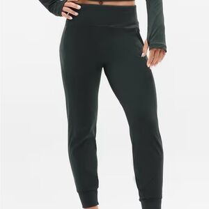 Rainier Joggee in Elma dark green color